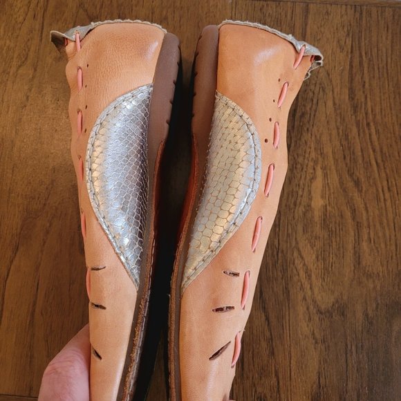 Tan Leather and Silver Snake Skin DKNY Flats. Sixe 8-M. EEUC. - Picture 11 of 14